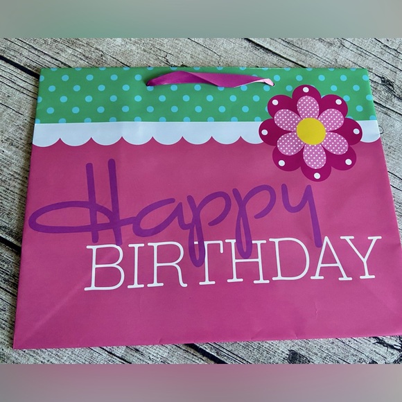NEW. Bundle of 7 kids birthday gift bags. Assorted designs and sizes. - Picture 8 of 10